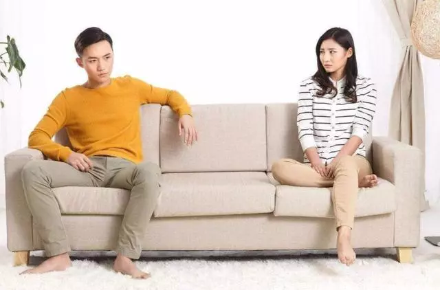 訂婚時准婆婆說:懂事的姑娘都不要彩禮,我笑著回准婆婆七個字