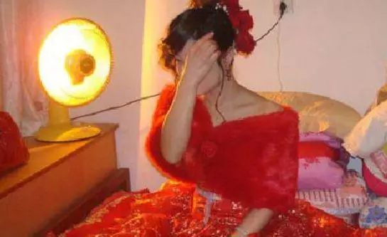 新婚夜婆婆給我避孕藥,我剛要扔,老公向我說明原因,聽後我懵了