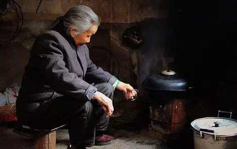 新婚夜婆婆給我避孕藥,我剛要扔,老公向我說明原因,聽後我懵了