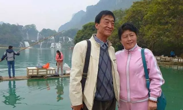 52歲爸爸再婚,她氣得斷絕關係,半年後悄悄回家,大大方方喊媽