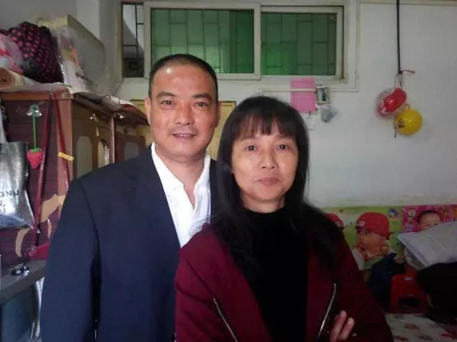 52歲爸爸再婚,她氣得斷絕關係,半年後悄悄回家,大大方方喊媽
