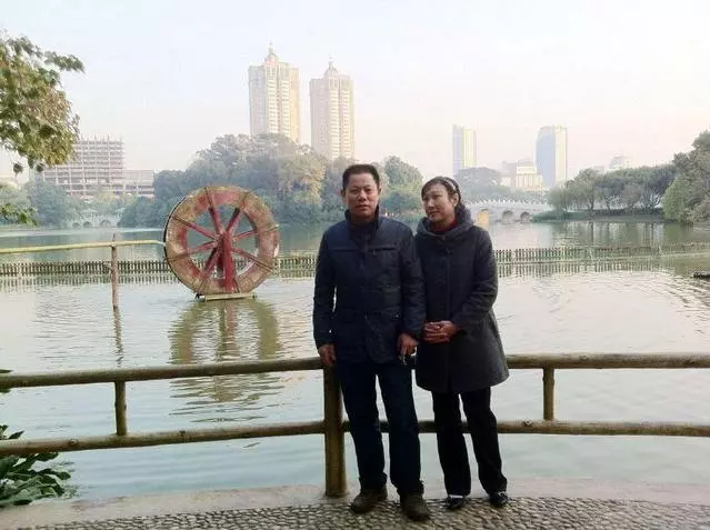 52歲爸爸再婚,她氣得斷絕關係,半年後悄悄回家,大大方方喊媽