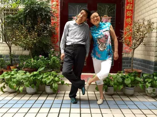 52歲爸爸再婚,她氣得斷絕關係,半年後悄悄回家,大大方方喊媽