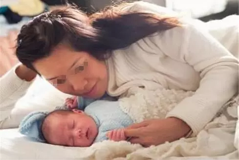 妻子生下兒子,騙丈夫是女兒,丈夫打工回來,妻子傻住