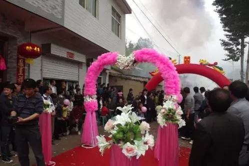 老公和女同事出差一月不回,俺生氣去他公司鬧,推開門傻住