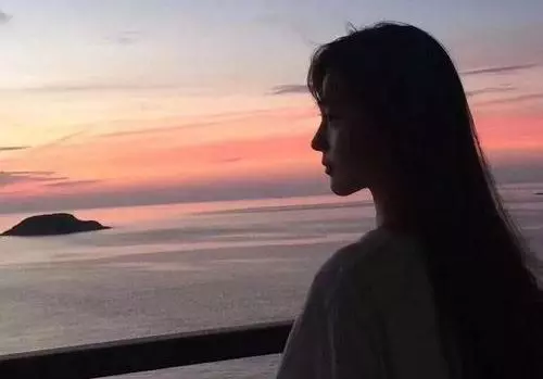 老公和女同事出差一月不回,俺生氣去他公司鬧,推開門傻住