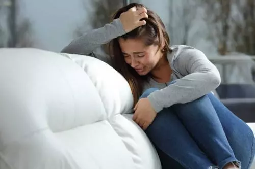 老公和女同事出差一月不回,俺生氣去他公司鬧,推開門傻住