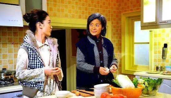 女子生龍鳳胎,婆婆卻直罵廢物,她委屈回娘家訴苦,推開門,蒙住