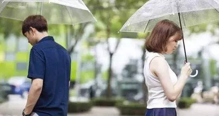 再婚後接女兒來家住,女兒晚上總說冷,看到女兒的被子,淚目