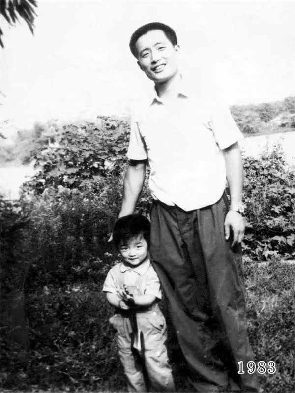 這位爸爸堅持30年來「每年都要和女兒回到這裡合照」,看到2014年最後一張我才發現眼睛濕濕的…