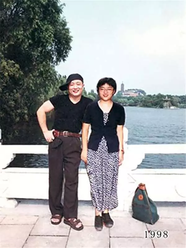 這位爸爸堅持30年來「每年都要和女兒回到這裡合照」,看到2014年最後一張我才發現眼睛濕濕的…