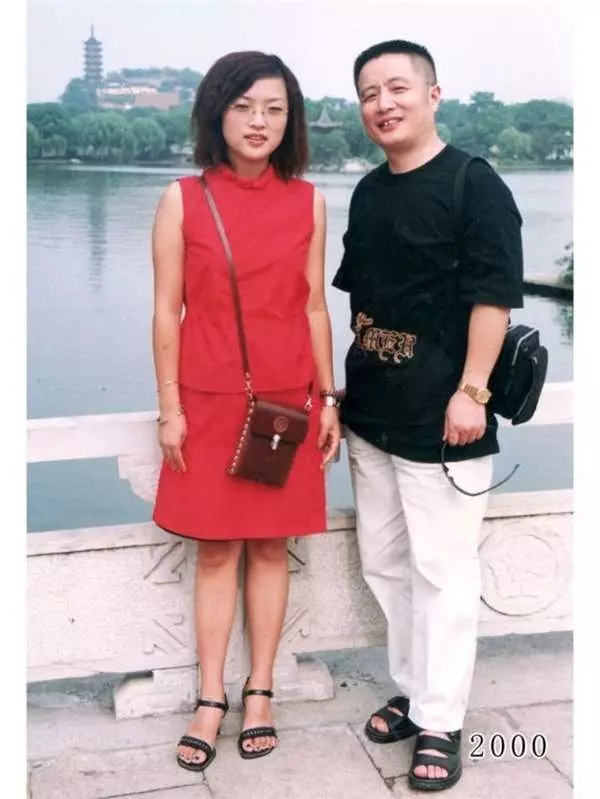 這位爸爸堅持30年來「每年都要和女兒回到這裡合照」,看到2014年最後一張我才發現眼睛濕濕的…