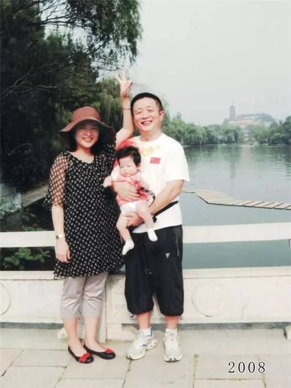 這位爸爸堅持30年來「每年都要和女兒回到這裡合照」,看到2014年最後一張我才發現眼睛濕濕的…