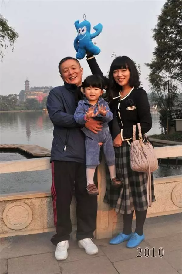 這位爸爸堅持30年來「每年都要和女兒回到這裡合照」,看到2014年最後一張我才發現眼睛濕濕的…