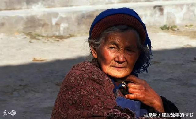 母親死後,女婿大葬兒子卻不來,看到墓碑上三個字才知女婿來報恩