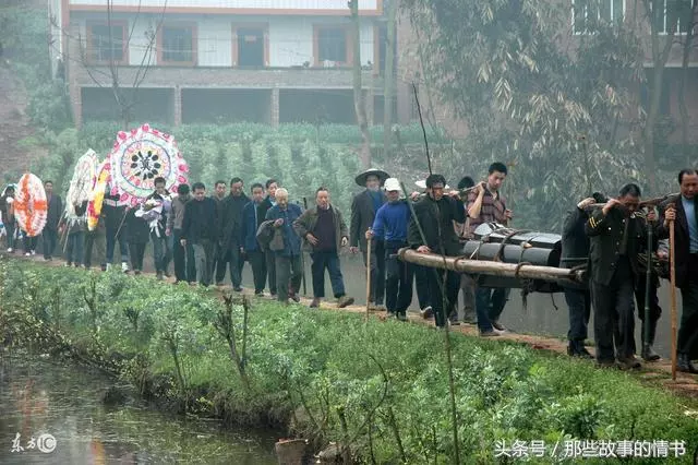 母親死後,女婿大葬兒子卻不來,看到墓碑上三個字才知女婿來報恩