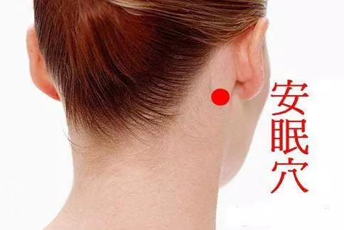 失眠人士終於有救了!人體有個「安眠穴」,只要這樣做,一覺到天亮 !