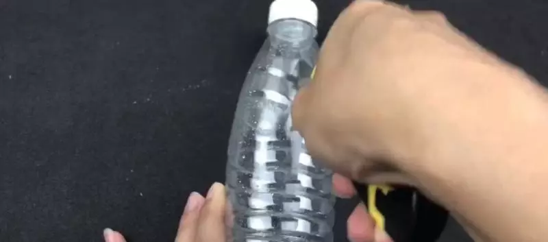 把毛巾塞進礦泉水瓶裡,解決了我們出遊時遇到的難題,省錢又省心