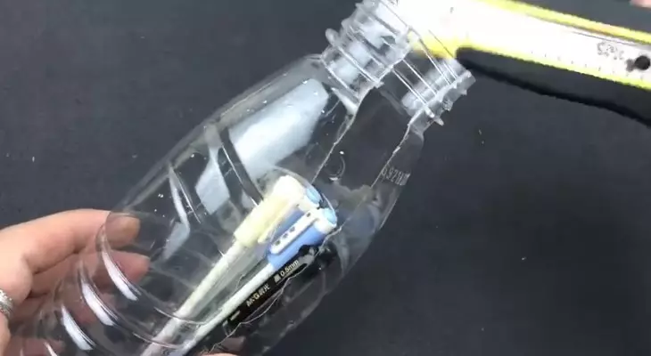 把毛巾塞進礦泉水瓶裡,解決了我們出遊時遇到的難題,省錢又省心