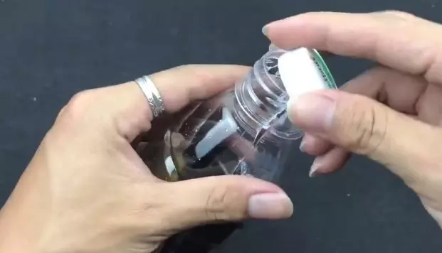 把毛巾塞進礦泉水瓶裡,解決了我們出遊時遇到的難題,省錢又省心