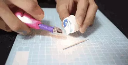把毛巾塞進礦泉水瓶裡,解決了我們出遊時遇到的難題,省錢又省心