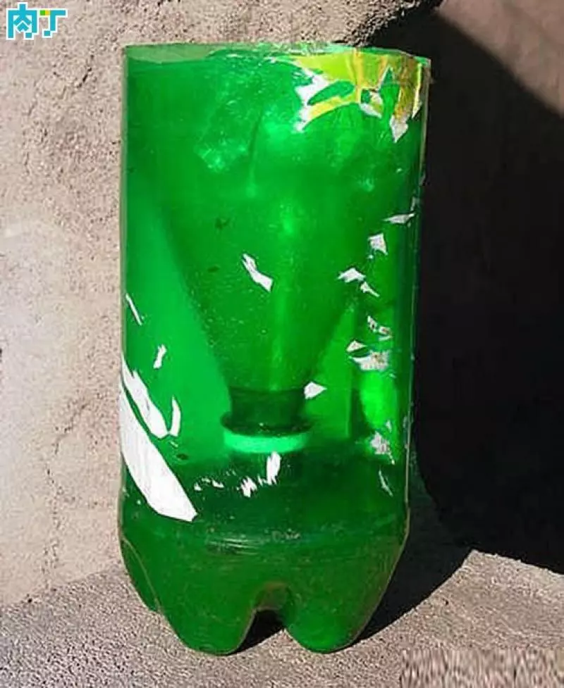 把毛巾塞進礦泉水瓶裡,解決了我們出遊時遇到的難題,省錢又省心