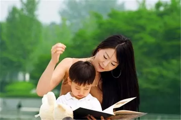 孩子在麥當勞偷東西後,媽媽只問了他「4個東西」...這教育太棒了!