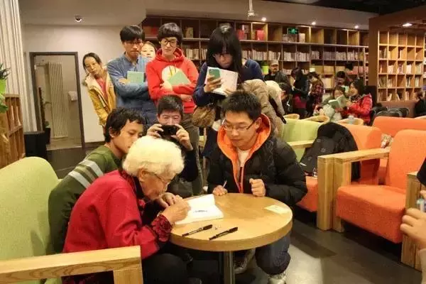 她不只是家庭主婦!「 60歲才識字」76歲成作家 辛苦一生終於「能為理想活」:沒有什麼是太晚的