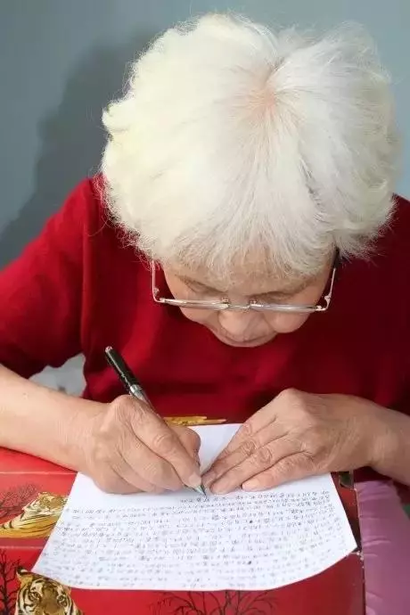 她不只是家庭主婦!「 60歲才識字」76歲成作家 辛苦一生終於「能為理想活」:沒有什麼是太晚的