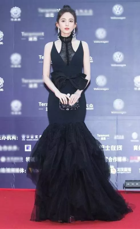楊冪的魚尾裙,唐嫣的魚尾裙,熱巴的魚尾裙,都輸給她的魚尾裙!