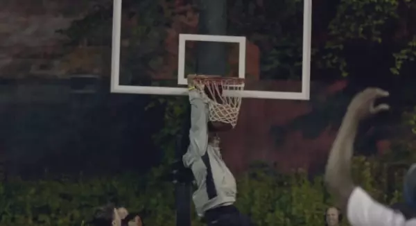 NBA球星扮「白髮老阿公」打球被年輕人瞧不起!他「飛天爆扣」電翻年輕人,超炫球技全場嚇歪!真實身分揭曉大家傻眼!