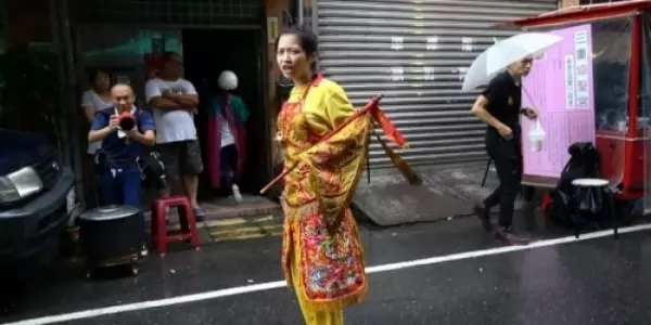太子愛玩水!看到下雨太子爺高興著在「雨中跳舞」網笑:因為天上沒有下雨XDD
