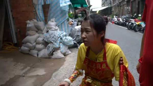 太子愛玩水!看到下雨太子爺高興著在「雨中跳舞」網笑:因為天上沒有下雨XDD