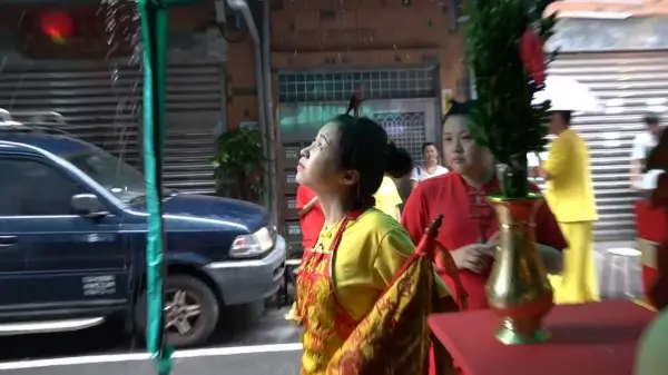 太子愛玩水!看到下雨太子爺高興著在「雨中跳舞」網笑:因為天上沒有下雨XDD
