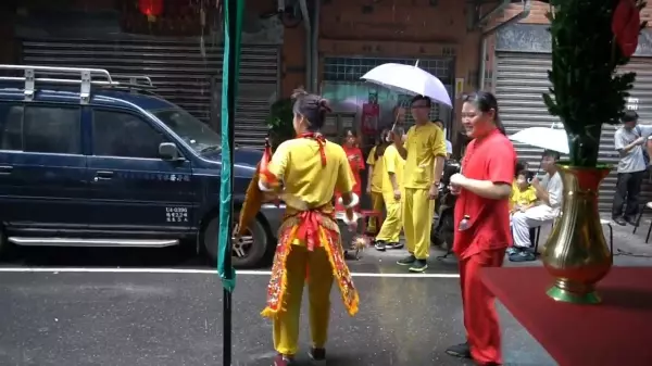 太子愛玩水!看到下雨太子爺高興著在「雨中跳舞」網笑:因為天上沒有下雨XDD
