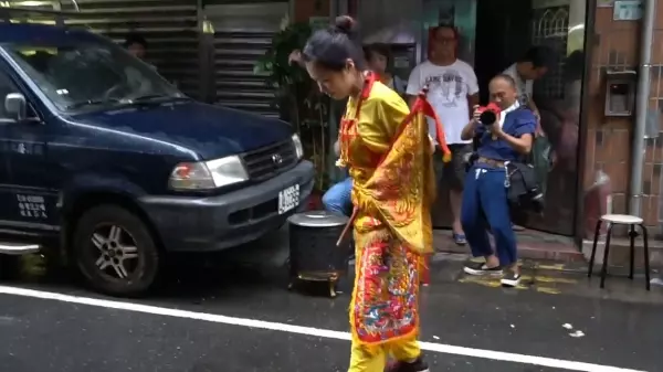 太子愛玩水!看到下雨太子爺高興著在「雨中跳舞」網笑:因為天上沒有下雨XDD