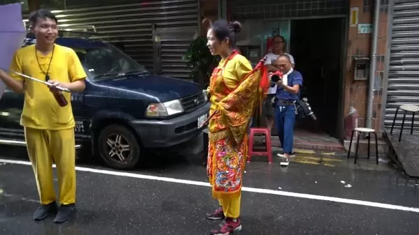 太子愛玩水!看到下雨太子爺高興著在「雨中跳舞」網笑:因為天上沒有下雨XDD
