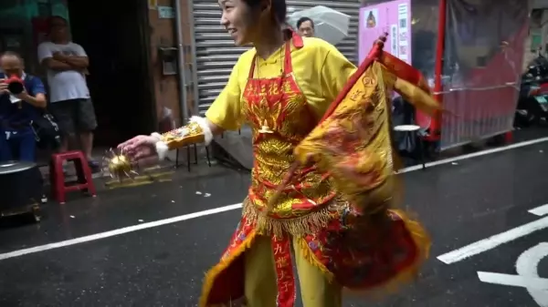 太子愛玩水!看到下雨太子爺高興著在「雨中跳舞」網笑:因為天上沒有下雨XDD