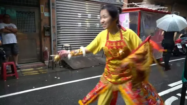 太子愛玩水!看到下雨太子爺高興著在「雨中跳舞」網笑:因為天上沒有下雨XDD