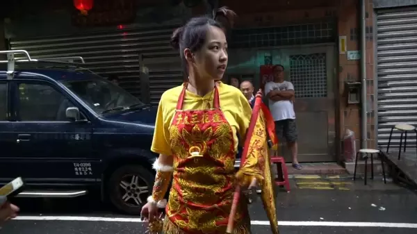 太子愛玩水!看到下雨太子爺高興著在「雨中跳舞」網笑:因為天上沒有下雨XDD