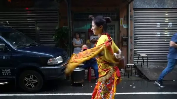 太子愛玩水!看到下雨太子爺高興著在「雨中跳舞」網笑:因為天上沒有下雨XDD