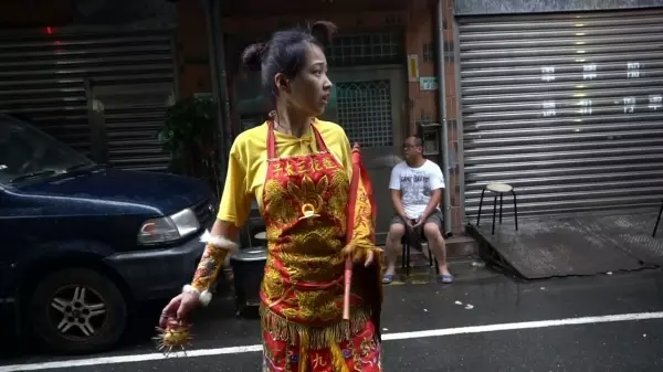 太子愛玩水!看到下雨太子爺高興著在「雨中跳舞」網笑:因為天上沒有下雨XDD