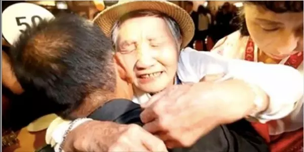 痛哭相擁!南北韓母子「分開68年」總算團聚,一等就是70年!