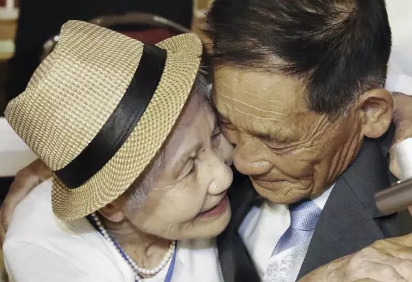 痛哭相擁!南北韓母子「分開68年」總算團聚,一等就是70年!