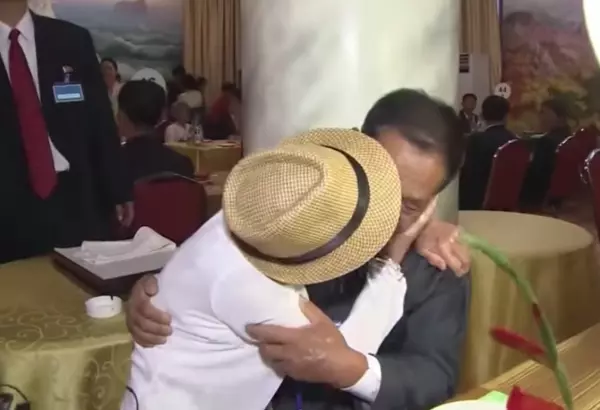 痛哭相擁!南北韓母子「分開68年」總算團聚,一等就是70年!