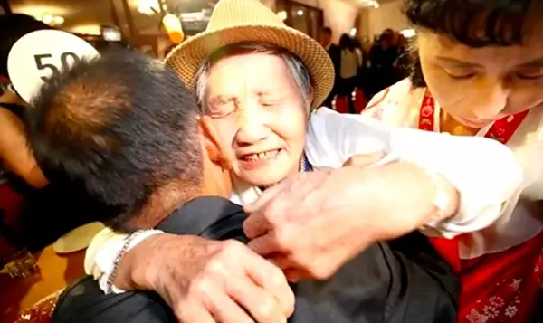 痛哭相擁!南北韓母子「分開68年」總算團聚,一等就是70年!