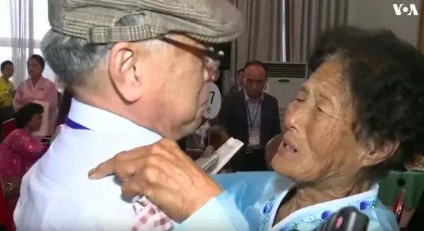 痛哭相擁!南北韓母子「分開68年」總算團聚,一等就是70年!