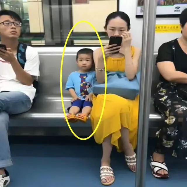 小男孩才3歲家教特別好,讓許多臺灣父母羨慕不已,網友:真懂事
