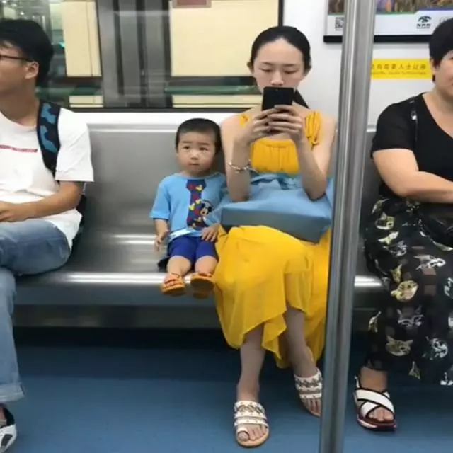 小男孩才3歲家教特別好,讓許多臺灣父母羨慕不已,網友:真懂事