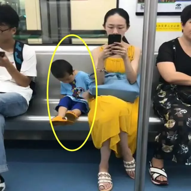 小男孩才3歲家教特別好,讓許多臺灣父母羨慕不已,網友:真懂事